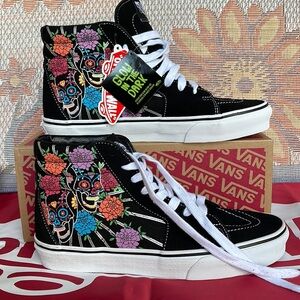 Vans Sk8-Hi
Dia De Los Muertos Black/
VNOA7Q5NBMW
Men’s sneakers